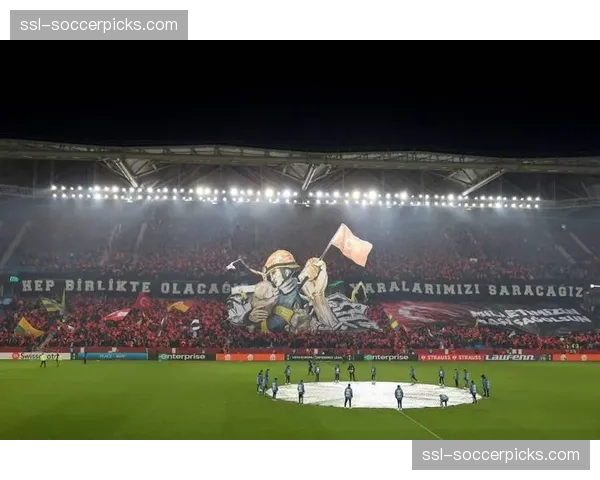 特写：法兰克福球迷在客场打出巨型TIFO，致敬已故俱乐部传奇