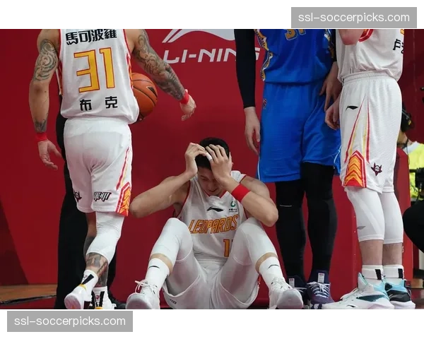 胡明轩腰伤老问题严重，广东后卫线季后赛存隐患